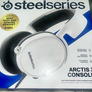 Arctis 3 console high performance wired gaming headset used like new.